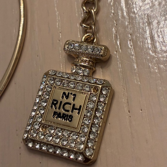 Rich large hoops pierced earrings - Picture 5 of 8